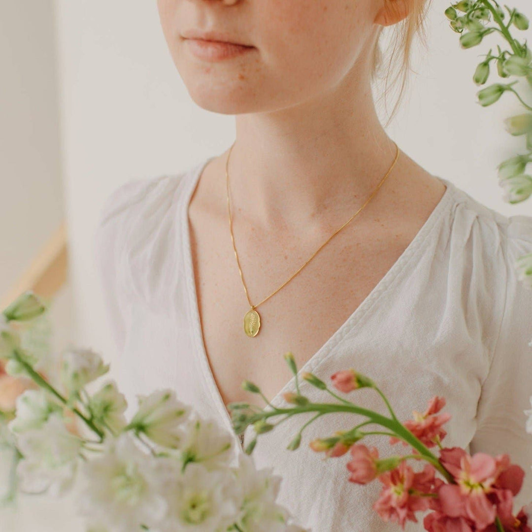 14K Gold filled BirthFlower Necklaces: April - Daisy send a bouquet- the best flower delivery