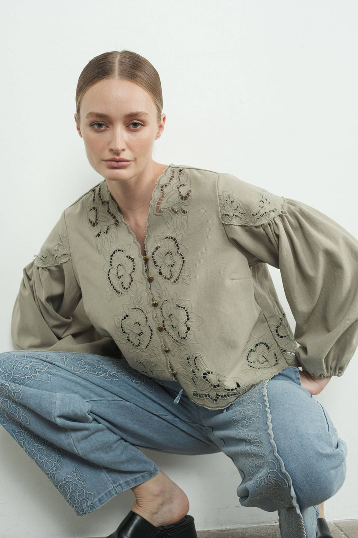 MAT2892 DENIM EMBROIDERY VOLUME SLEEVE BLOUSE TOP: OFF WHITE / S-M-L send a bouquet- the best flower delivery