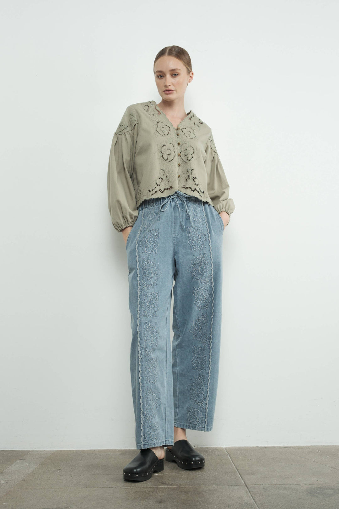 MAT2892 DENIM EMBROIDERY VOLUME SLEEVE BLOUSE TOP: OFF WHITE / S-M-L send a bouquet- the best flower delivery