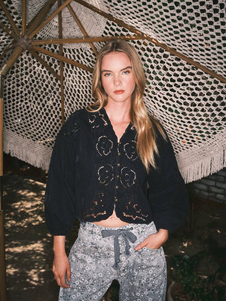 MAT2892 DENIM EMBROIDERY VOLUME SLEEVE BLOUSE TOP: OFF WHITE / S-M-L send a bouquet- the best flower delivery