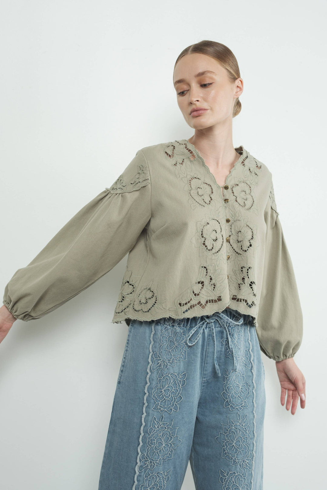 MAT2892 DENIM EMBROIDERY VOLUME SLEEVE BLOUSE TOP: OFF WHITE / S-M-L send a bouquet- the best flower delivery