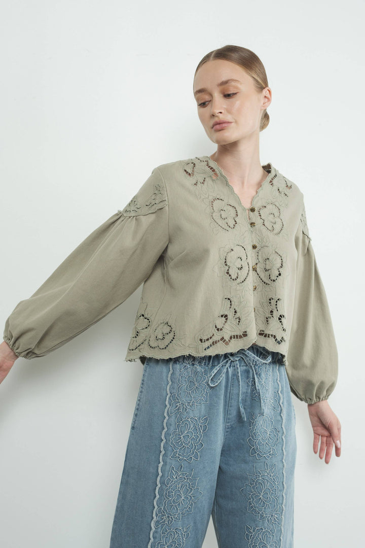 MAT2892 DENIM EMBROIDERY VOLUME SLEEVE BLOUSE TOP: OFF WHITE / S-M-L send a bouquet- the best flower delivery