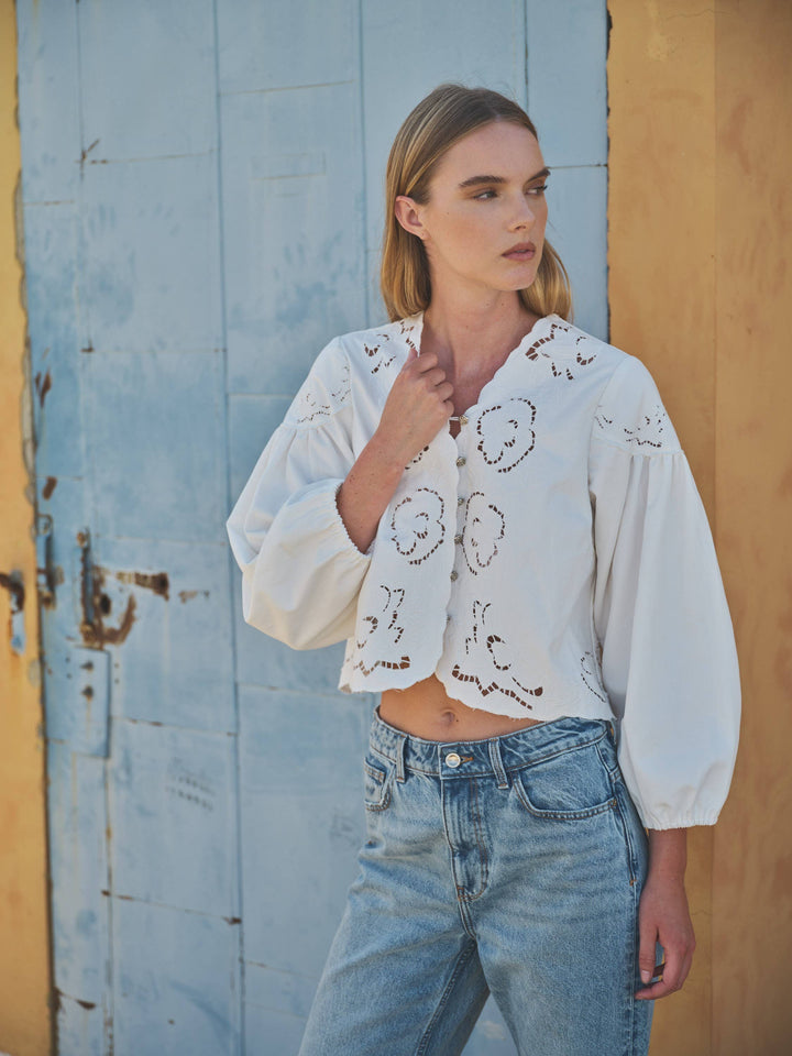 MAT2892 DENIM EMBROIDERY VOLUME SLEEVE BLOUSE TOP: OFF WHITE / S-M-L send a bouquet- the best flower delivery