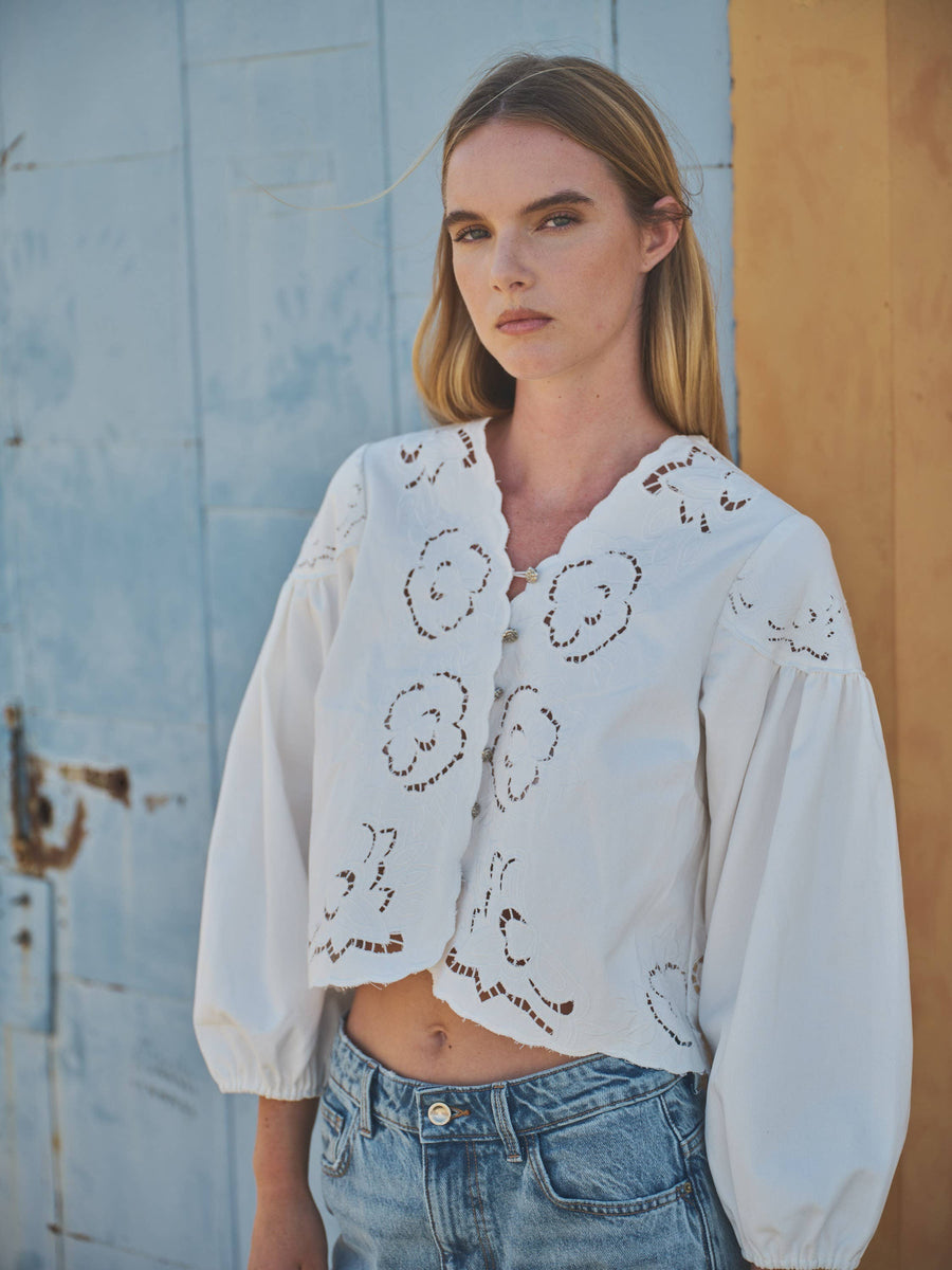 MAT2892 DENIM EMBROIDERY VOLUME SLEEVE BLOUSE TOP: OFF WHITE / S-M-L send a bouquet- the best flower delivery