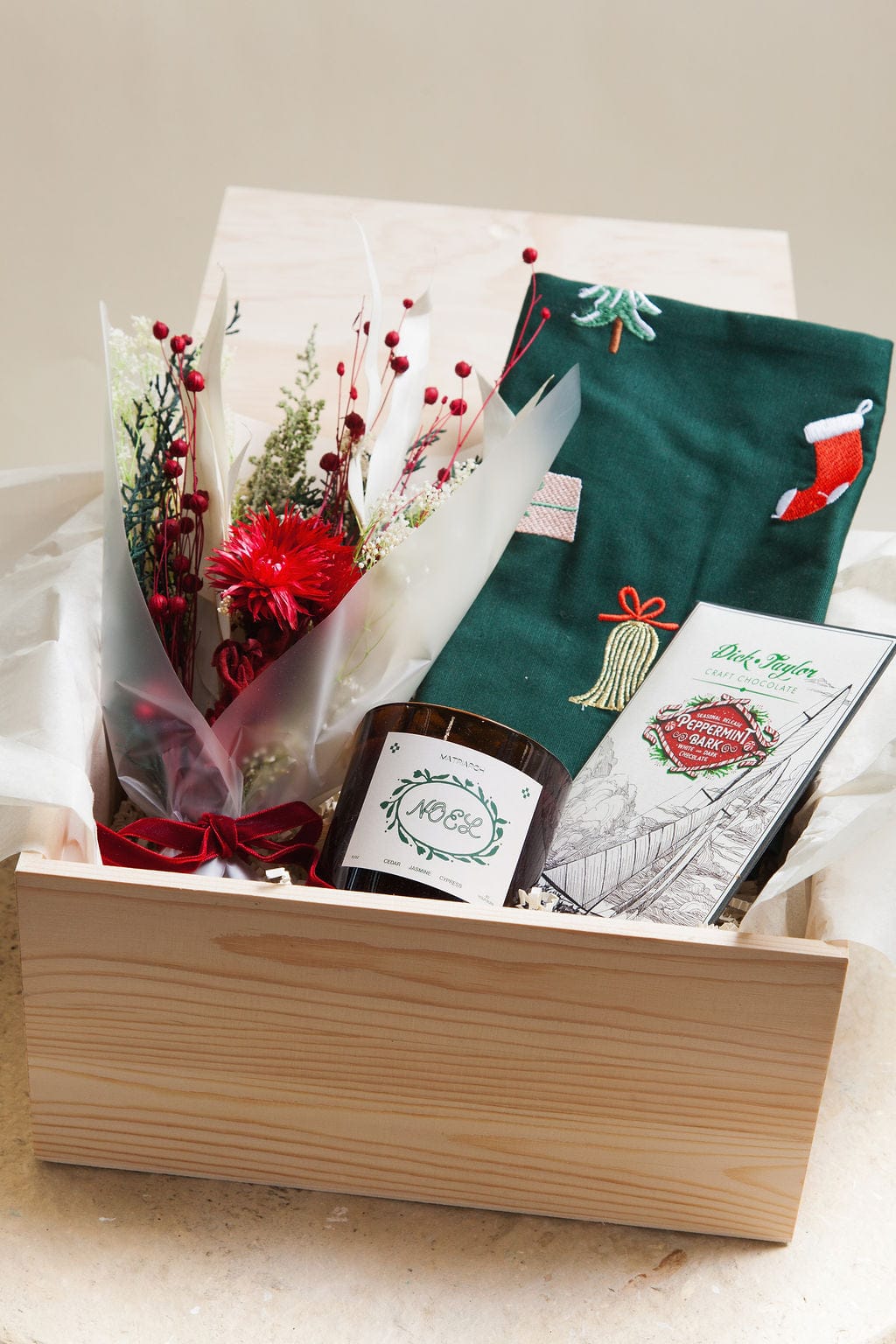 Gift Giving Noel Gift Box send a bouquet- the best flower delivery