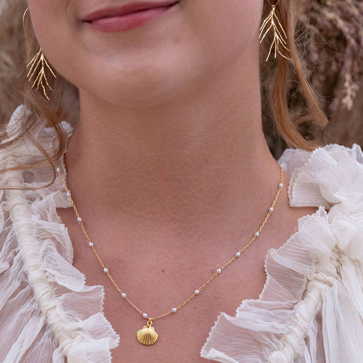 Scallop Shell and Pearl Station Chain Necklace send a bouquet- the best flower delivery
